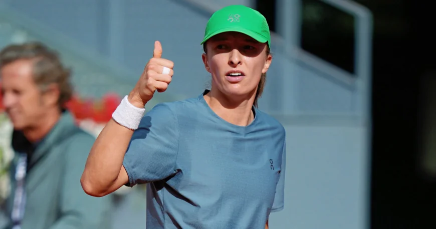 Iga Swiatek sizes up Francisco Roig with Rome opening ahead