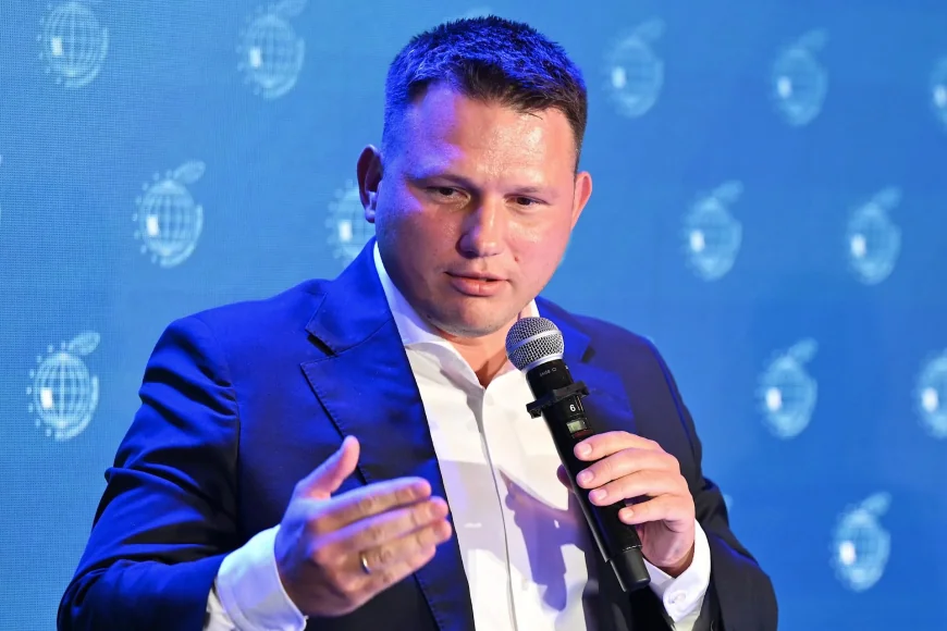 Sławomir Mentzen detained over three hours at London airport
