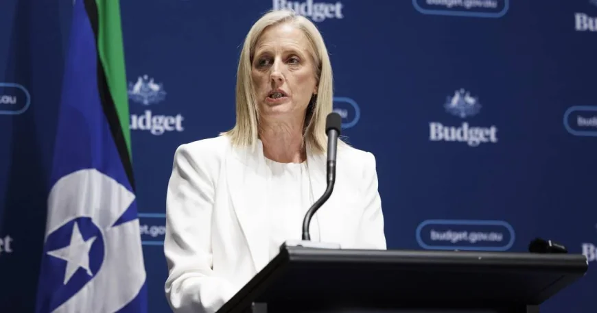 Katy Gallagher warns of 3900 extra bureaucrats in budget