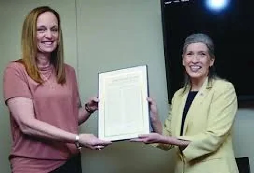 Joni Ernst Presents Small Business Award to Cobblestone Ballroom