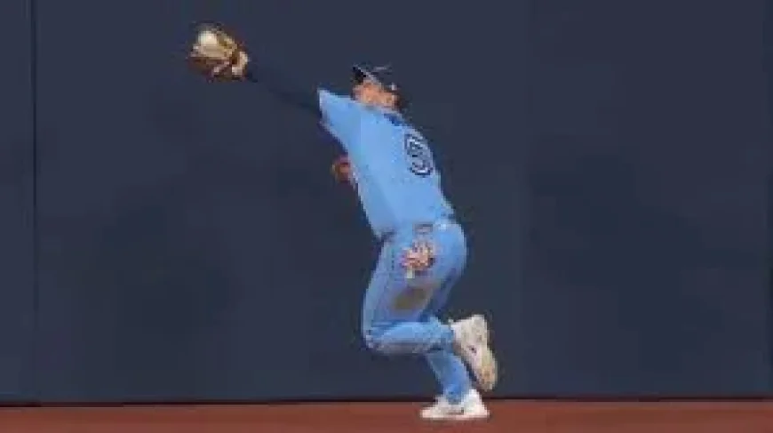 Daulton Varsho Makes 10th-Inning Wall Catch for Blue Jays