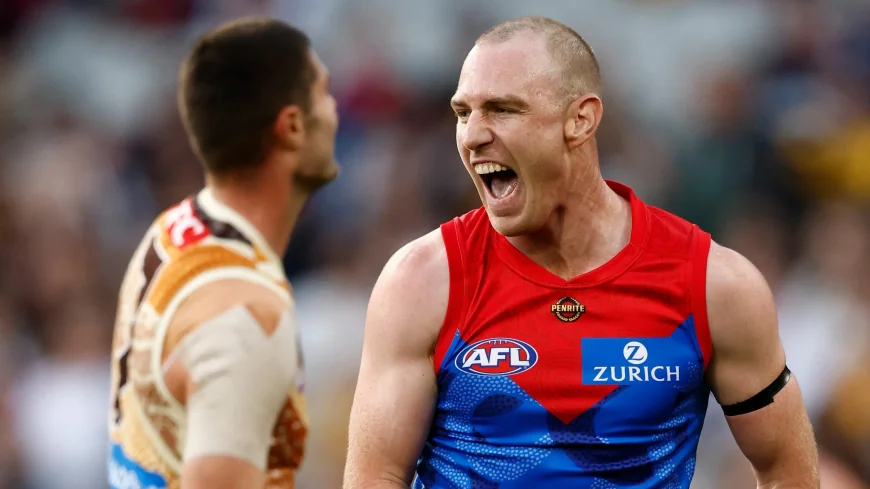 King guides Narrm past Hawks by 39 points at the MCG