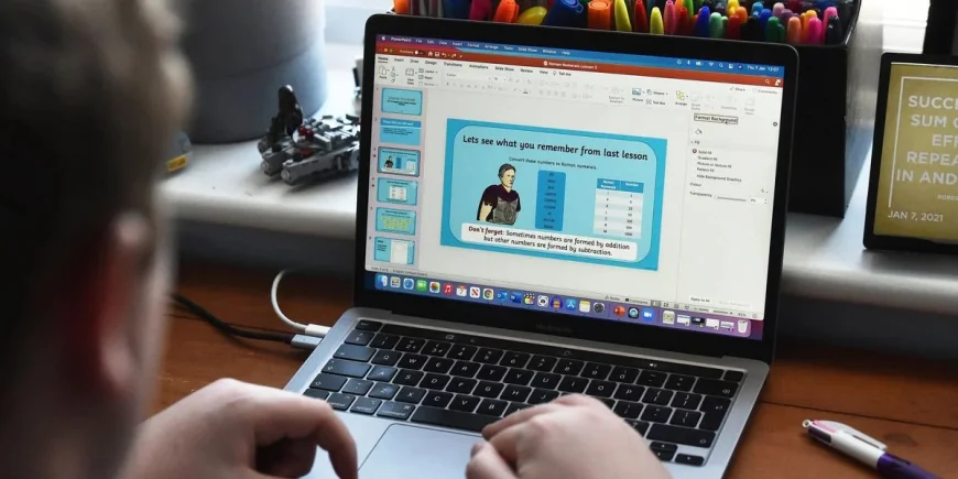 Ulf Kristersson pushes Sweden from screens to books in schools