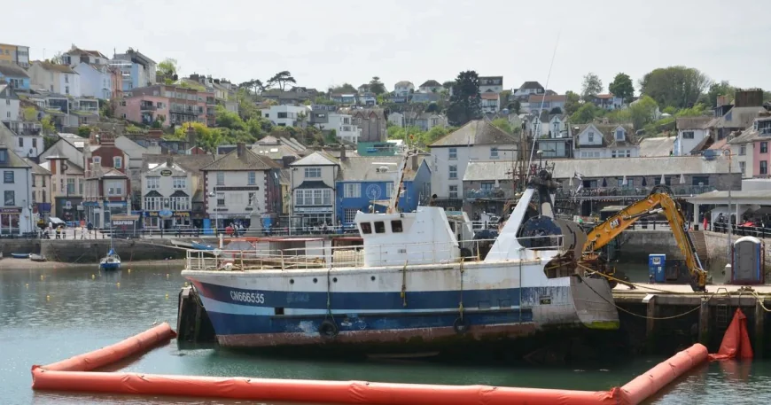 Gilpin Starts Removing Accumulate From Brixham Harbour After 10 Years