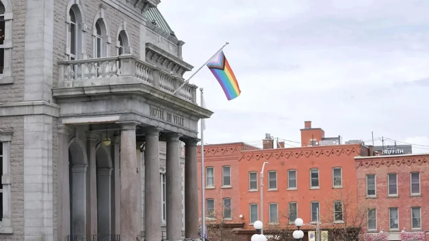 Trois-Rivières hisse Drapeau arc-en-ciel sur la place de l’Hôtel-de-Ville