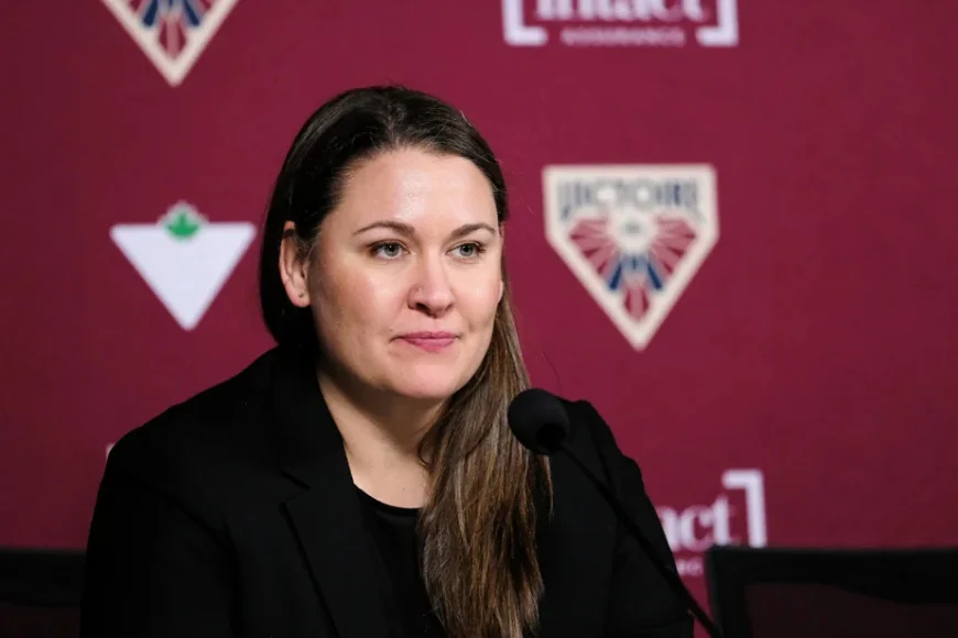 Rebecca Leslie propulse Marie Philip Poulin dans le 2-1 d’Ottawa