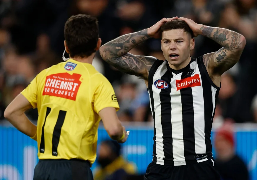 Jamie Elliott stretchered off with left knee injury