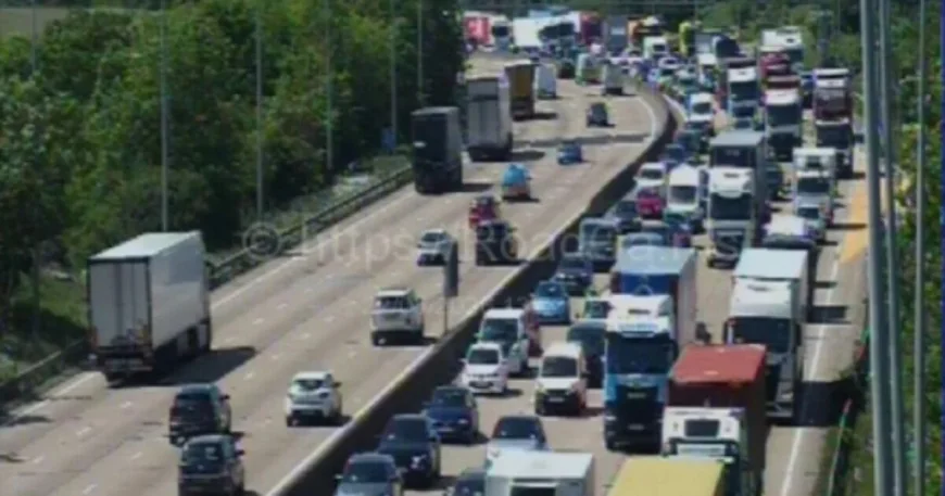 M25 crash leaves 8-mile queues between J24 and J25