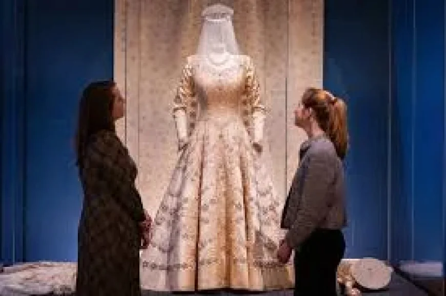 Tim Knox Extends Elizabeth Ii Exhibit to 18 April 2027