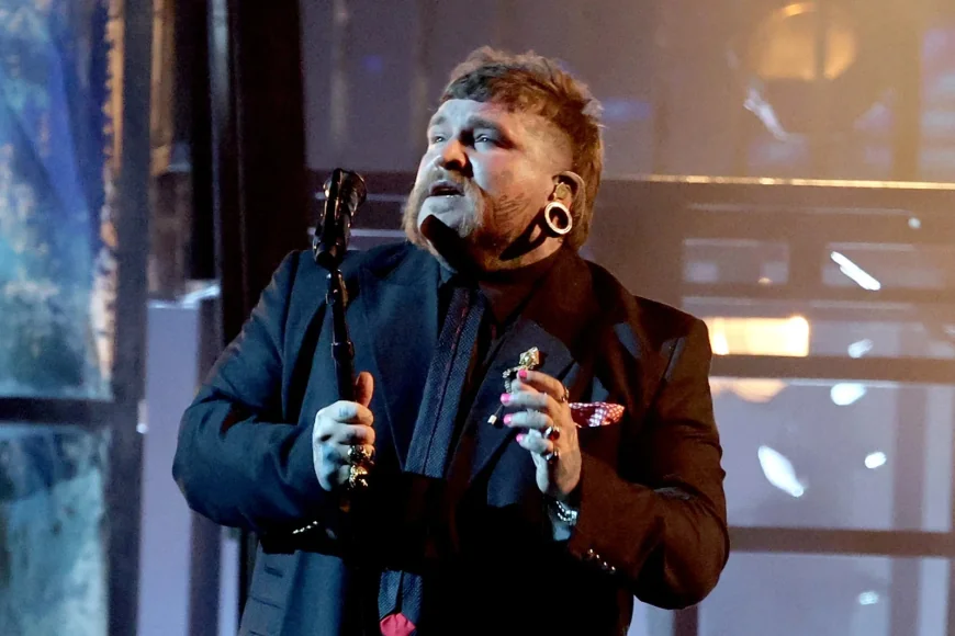 Teddy Swims Performs 'Mr. Know It All' at 2026 AMAs