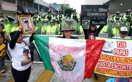 Madres buscadoras convierten Av. Morelos en cancha frente a Estadio Nemesio Díez