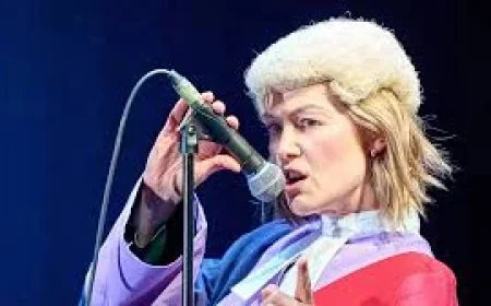 Rosamund Pike rebukes texting audience member at Wyndham's theatre