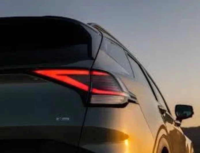 Kia Sportage Hybrid Trails Tucson Hybrid by 8.4 MPG