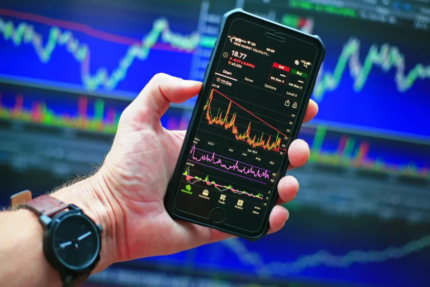 Discover Financial Holds Mid-USD 120s as Capitalone Awaits Approval
