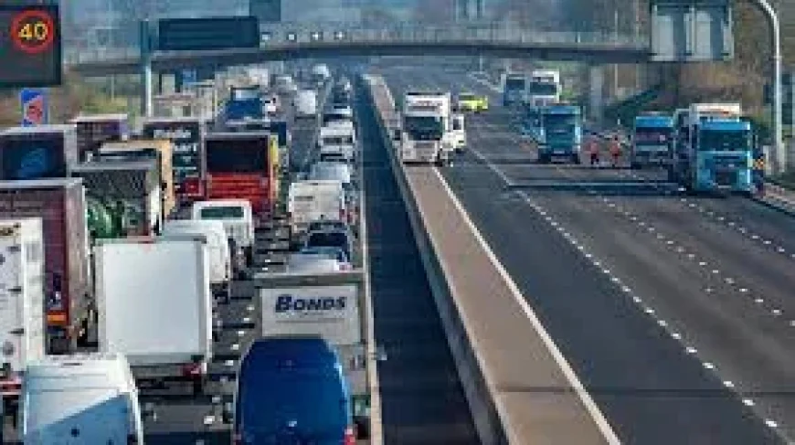 M6 closed after lorry overturns near Rugby — Sun News