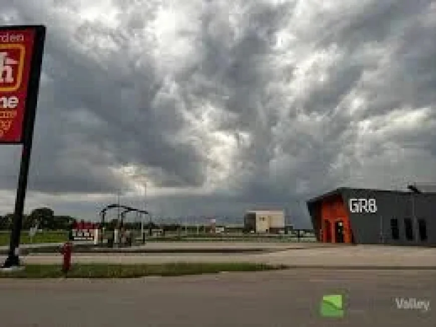 Environment Canada Issues Tornado Warning Manitoba for Southern Communities