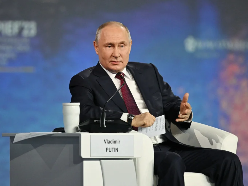 Steven Seagal Draws Attention at St Petersburg Forum