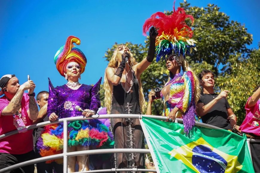 São Paulo Pride Draws Green, Yellow Crowds — The Day