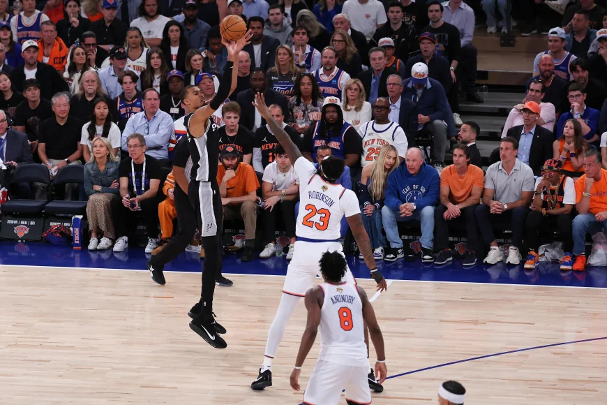 Mitchell Robinson Struggles as Robinson Knicks Trail Spurs Through 3 Games