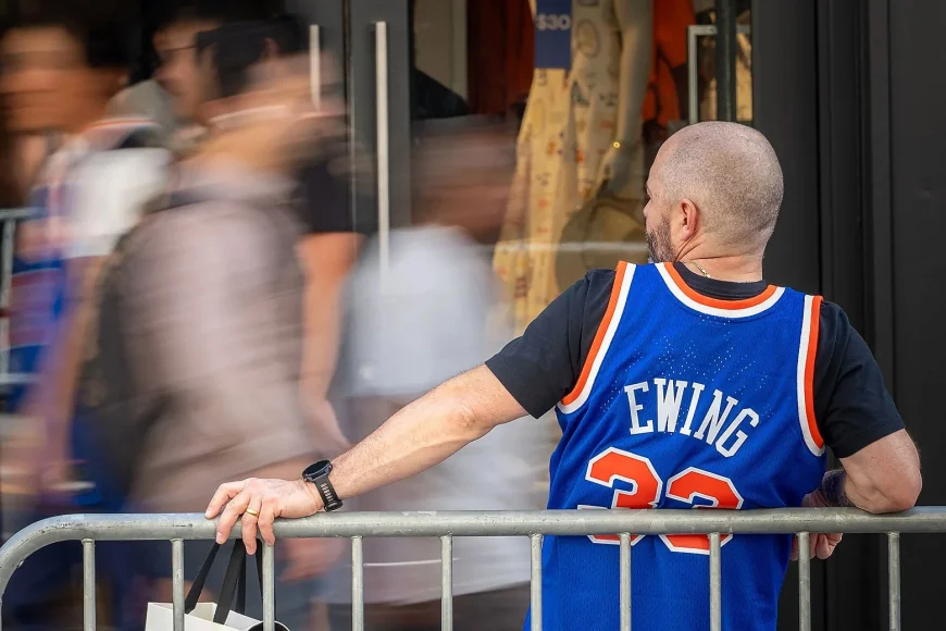 Kevin Weighs Finals Tickets as Ny Nicks Reach the NBA Finals