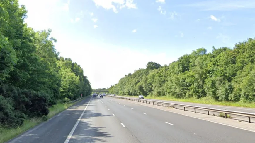M53 closed between Hooton and Bebington after 3:25 AM crash