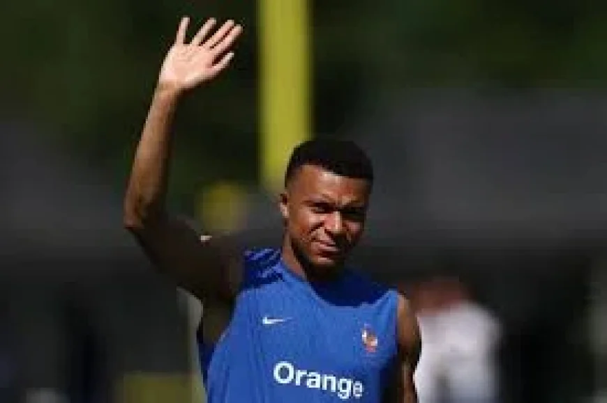 Mike Maignan Starts as France Face Senegal in Group I