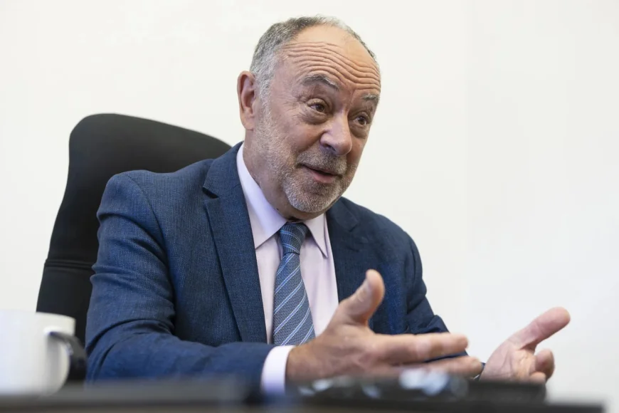 Mario Dumont applauds Dubé's 10-billion-dollar doctor payout critique