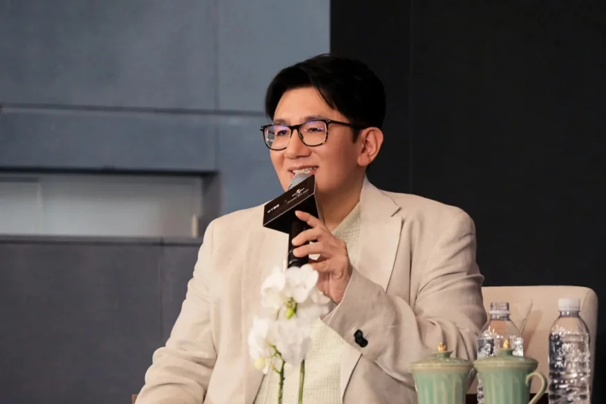 Bang Si-hyuk and Grainge hold 90-minute HYBE town hall