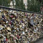 بالصور.. انهيار جسر الفنون بفرنسا بسبب "الحب"