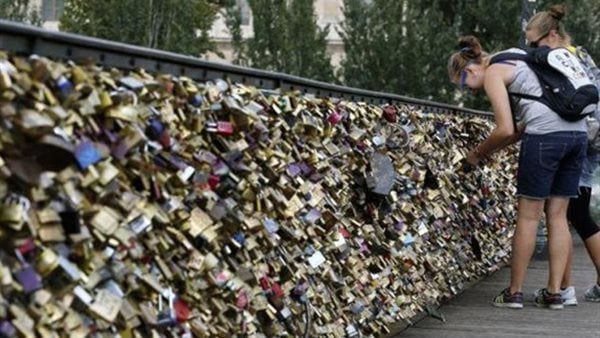 بالصور.. انهيار جسر الفنون بفرنسا بسبب "الحب"