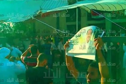 بالفيديو.. مصريون داخل السفارة المصرية بقطر يهتفون: "1.. 2 الجزيرة فين"