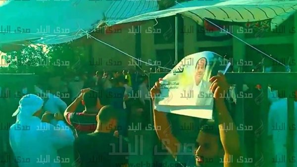 بالفيديو.. مصريون داخل السفارة المصرية بقطر يهتفون: "1.. 2 الجزيرة فين"