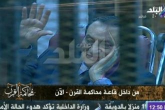 بالفيديو.. "مبارك" يحيي الحاضرين في "محاكمة القرن".. والقلق والتوتر يسيطران على "العادلي"
