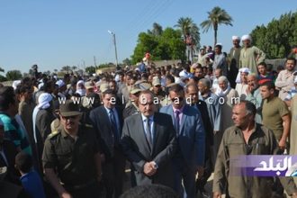 بالفيديو والصور .. محافظ بني سويف يتقدم جنازة شهيد سمسطا بالشيخ زويد