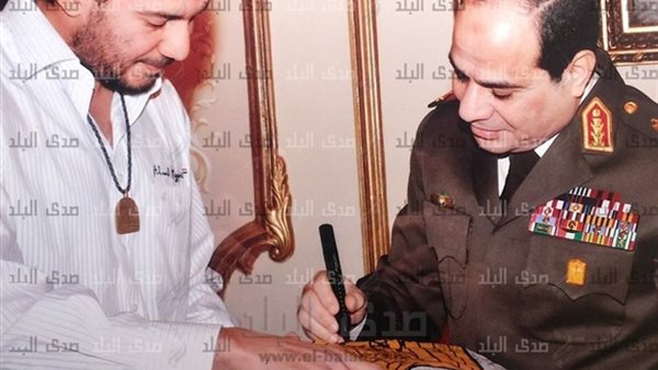 حجاجوفيتش ينشر صورة المشير "السيسى" وهو يوقع على علم "مصر"