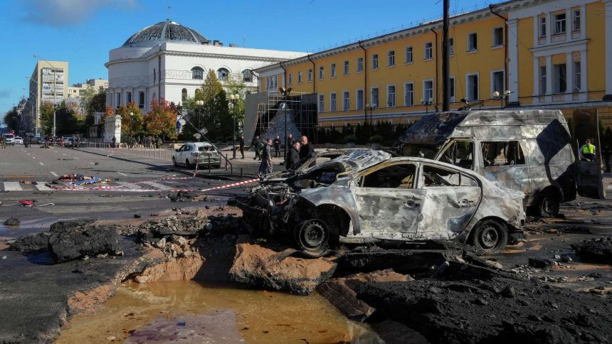 دويت صفارات الإنذار وعدة انفجارات في عدة مدن في أوكرانيا.