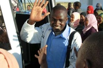 سلطات المطار ترحل 30 لاجئا سودانيا إلى أمريكا