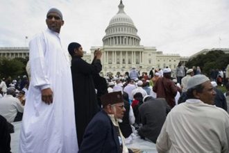 "صعود الهلال" لبول وليامز": الإسلام ثاني أكبر الديايات في أمريكا.. والمسلمون الفئة الأقل دخلا
