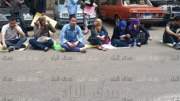 وقفة احتجاجية لصحفيى الأهرام أمام "الوزراء" للمطالبة بتعيينهم