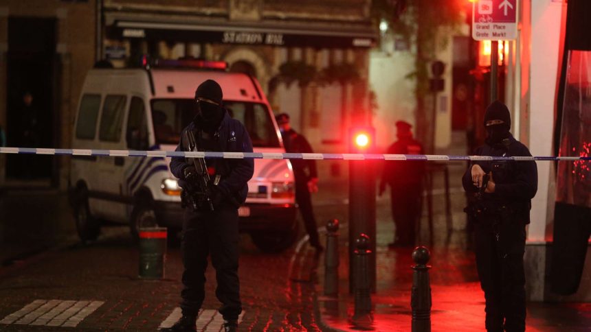 مقتل ضابط شرطة وإصابة آخر في بروكسل خلال هجوم قد يكون 'مرتبطا بالإرهاب'