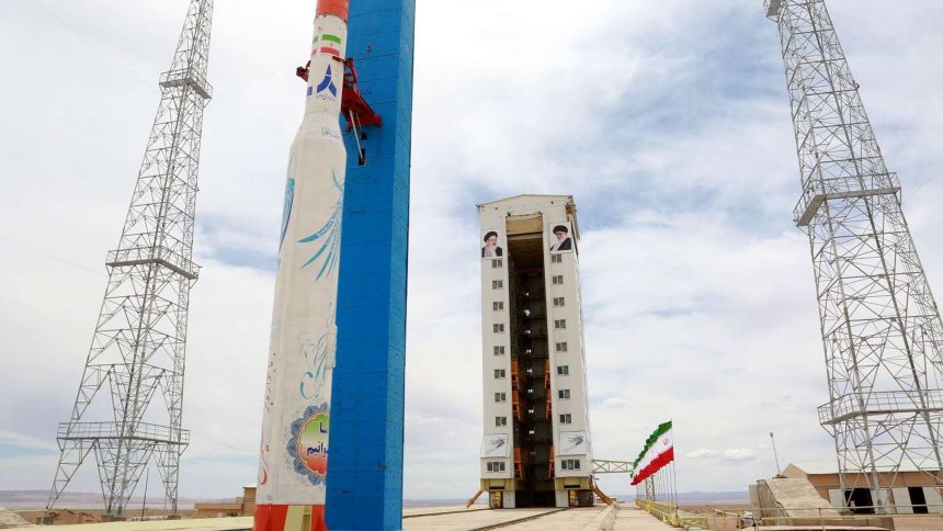 نجحت إيران في إطلاق صاروخ قائم 100 يحمل قمر صناعي