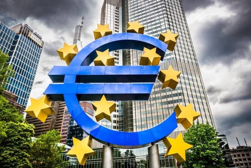 التضخم في منطقة اليورو يتراجع للمرة الأولى منذ 17 شهراً