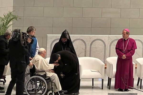 البابا فرنسيس الثاني يزور كاتدرائية سيدة العرب في ختام جولته في مملكة البحرين في 4 نوفمبر 2022 - البلد عربي