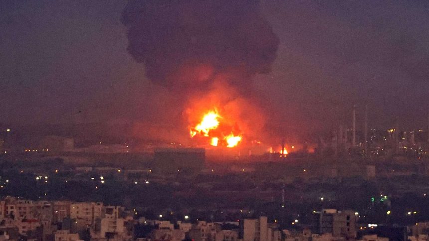 إيران ... حريق بمصنع كيماويات يصيب 15 شخصا