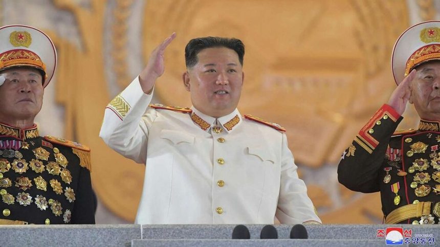 ابنة الزعيم الكوري الشمالي تظهر علنا ​​للمرة الثانية مع والدها ... صور