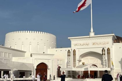 البابا فرنسيس يصل إلى قصر الصخير الملكي في إطار جولته في البحرين