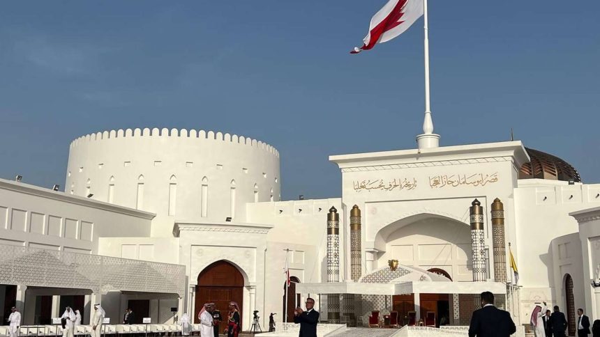 البابا فرنسيس يصل إلى قصر الصخير الملكي في إطار جولته في البحرين
