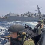 البحرية الأمريكية تعلن اعتراض سفينة كانت متجهة من إيران إلى اليمن محملة بمواد متفجرة
