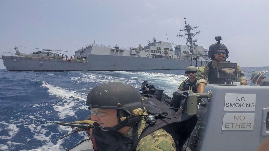 البحرية الأمريكية تعلن اعتراض سفينة كانت متجهة من إيران إلى اليمن محملة بمواد متفجرة