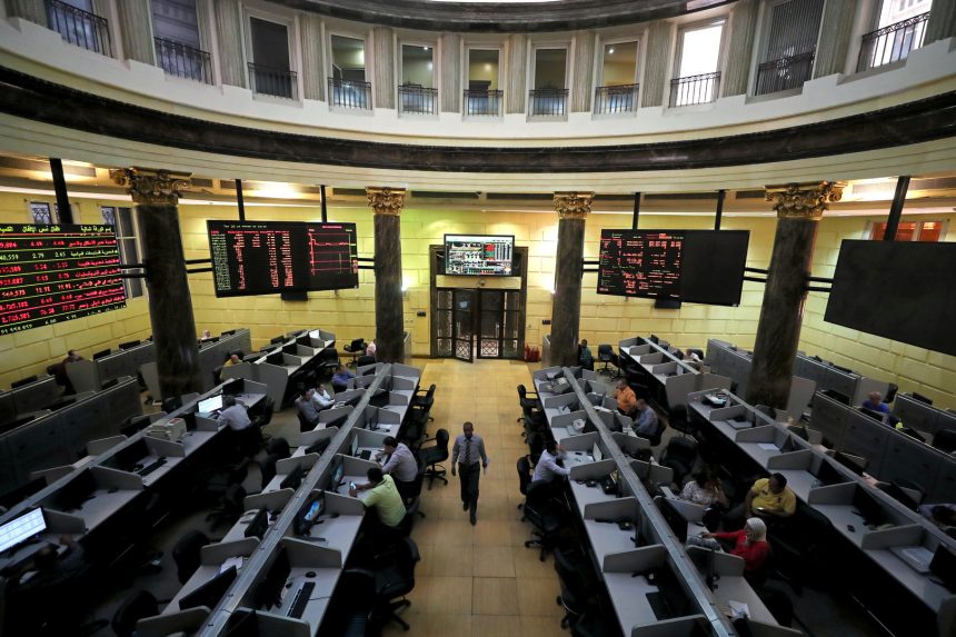 البورصة المصرية تحقق أرباح كبيرة رغم ارتفاع الدولار